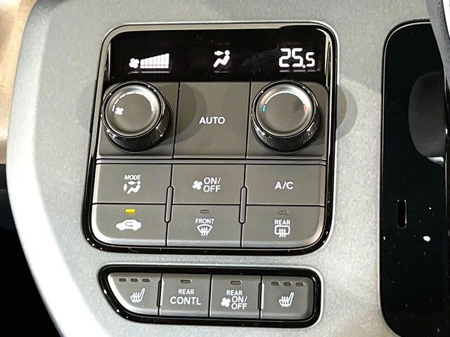 【シートヒーター】寒い日に重宝するシートヒーター！エアコンより早く温まってくれるので寒がりの人も安心ですね♪エアコンの温風は乾燥するから苦手、という方にもをおすすめです。