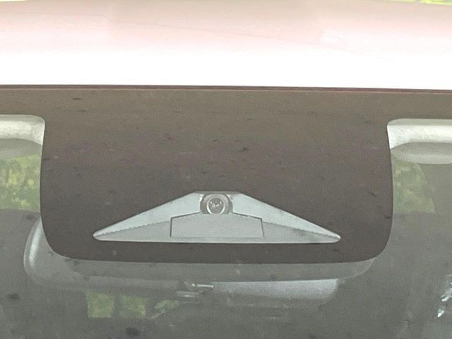 【ホンダセンシング】走行中に前方の車両等を認識し、衝突しそうな時は警報とブレーキで衝突回避と被害軽減をアシスト。より安全にドライブをお楽しみいただけます。