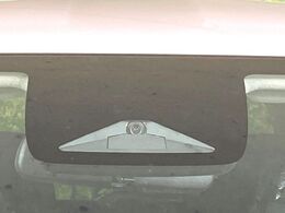 【ホンダセンシング】走行中に前方の車両等を認識し、衝突しそうな時は警報とブレーキで衝突回避と被害軽減をアシスト。より安全にドライブをお楽しみいただけます。
