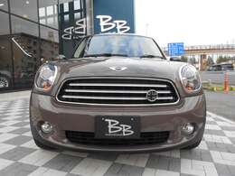 2014年式のMINIクロスオーバー、特別仕様車「バレンタインロード」が入庫いたしました。「ライトコーヒー」のお洒落なボディカラーとブラックヘッド＆17AWの組合せで、他にも魅力的な装備が盛沢山です！