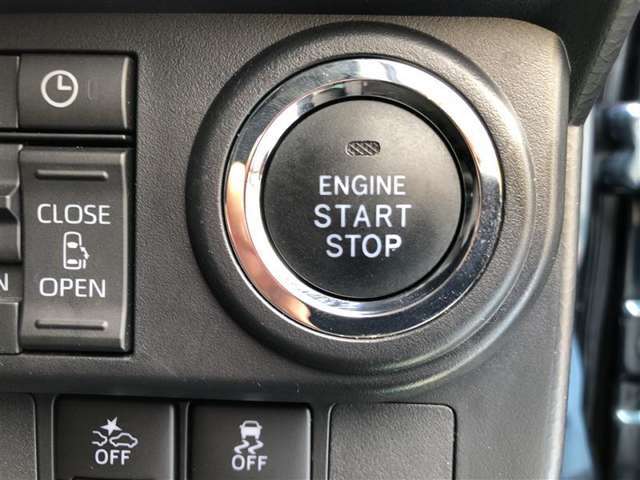 エンジンスタートボタンです。キーが車内にあれば、エンジンの始動・停止はブレーキを踏んでスイッチを押すだけ！キーを取り出す手間を省き、ワンプッシュでエンジンを操作するので簡単でスムーズです。