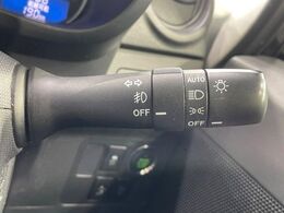 【オートライト】周りの明るさに応じて自動でヘッドライトの点灯・消灯ができる機能です！ライトの付け忘れ・消し忘れなどが無くなり、雨の日や夕方の走行も安心！トンネル通過時も便利ですね♪