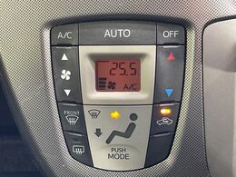 【オートエアコン】一度お好みの温度に設定すれば、車内の温度を検知し風量や温度を自動で調整。暑い…寒い…と何度もスイッチ操作をする必要はありません。快適な車内空間には必須の機能ですね♪