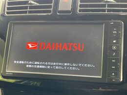 【純正ナビ】人気の純正ナビを装備しております。ナビの使いやすさはもちろん、オーディオ機能も充実！キャンプや旅行はもちろん、通勤や買い物など普段のドライブも楽しくなるはず♪