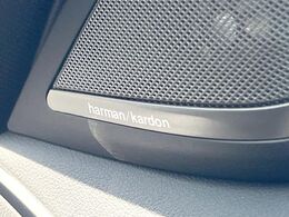 ●harman/kardonサウンドシステム：オーディオ専門メーカーが手掛けるプレミアムスピーカーを装備。多数のスピーカーから、音の粒立ちまで分かる高品質な音楽をお楽しみいただけます。