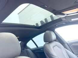 ●サンルーフ：開放感たっぷりの希少装備、サンルーフが装着されています！車内に明かりを取り入れたり景色を楽しむ以外にも、車内の空気も簡単に換気できて快適です！