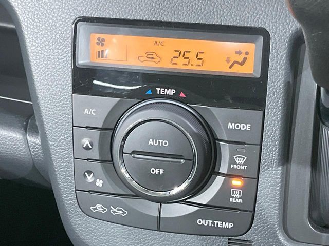 【オートエアコン】一度お好みの温度に設定すれば、車内の温度を検知し風量や温度を自動で調整。暑い…寒い…と何度もスイッチ操作をする必要はありません。快適な車内空間には必須の機能ですね♪