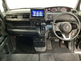 車内は光触媒抗菌消臭施工済です。スタイリッシュなデザインでスポーティなインパネ周りを演出します。グローブボックスやカップホルダーのほかにトレーなどたくさんの収納スペースが付いています。