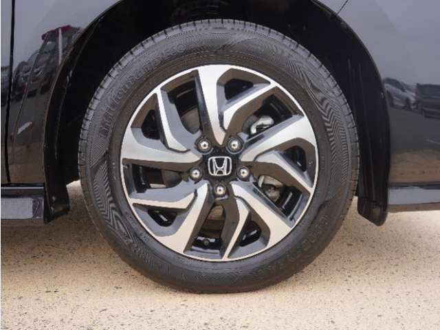 アルミホイール装着車です！これで足元まわりもおしゃれにきまります！