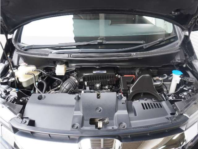 エンジンは車の心臓部分です。このエンジンルームが汚いとトラブルの基になります。当店は専用の液剤を使って徹底的に綺麗にします。