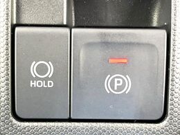 【電動パーキングブレーキ】パーキングブレーキは便利な電動式！ボタン一つで操作でき、アクセルを踏めば自動で解除されます♪レバーやペダルが無いので運転席廻りもすっきりしますね♪