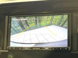 【バックカメラ】駐車時に後方がリアルタイム映像で確認できます。大型商業施設や立体駐車場での駐車時や、夜間のバック時に大活躍！運転スキルに関わらず、今や必須となった装備のひとつです！