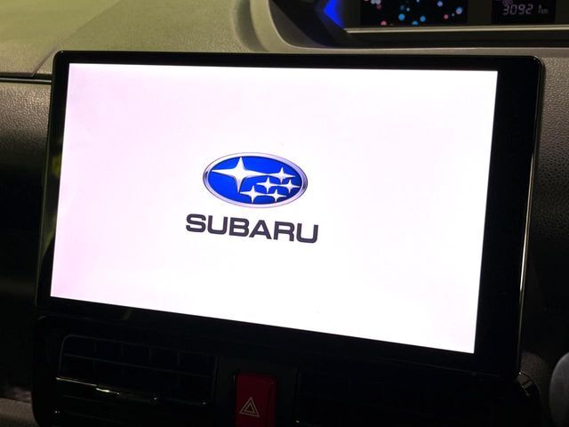 【メーカー純正10型ナビ】インテリアに溶け込むスタイリッシュな「専用設計」メーカーナビを装備♪視認性や操作性など基本性能にも優れ、より上質なカーライフをお楽しみいただけます。