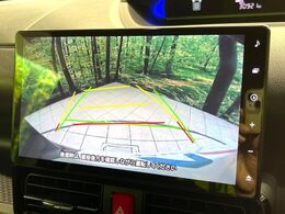 【バックカメラ】駐車時に後方がリアルタイム映像で確認できます。大型商業施設や立体駐車場での駐車時や、夜間のバック時に大活躍！運転スキルに関わらず、今や必須となった装備のひとつです！