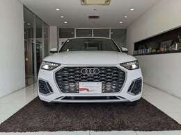 先代からデザインが変らないシングルフレームグリルです。全車同じデザインで統一感があり、Audiのアイコンの一つです。