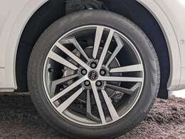 アルミホイール付！鉄ホイールと違って軽いので燃費にも影響してきます。ガソリンの高騰に少しは貢献します！あと単純に足元がきまります。