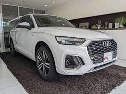 ボディーカラーは人気のグレイシアホワイトメタリックとなっています。