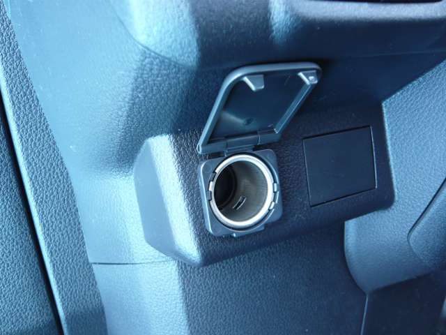 運転席と助手席の間に、シガーソケットあります♪♪