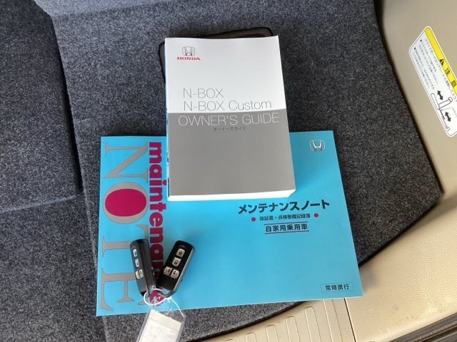 メンテナンスノート【整備記録簿】、取説も揃っています。スマートキーはバッグなどにしまったままボタン操作でエンジンの始動・停止ができて大変便利です。