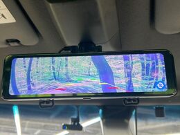 【デジタルインナーミラー】後席の大きな荷物や同乗者で後方が確認しづらい時でも安心！カメラが撮影した車両後方の映像をルームミラー内に表示。クリアな視界で状況の確認が可能です！