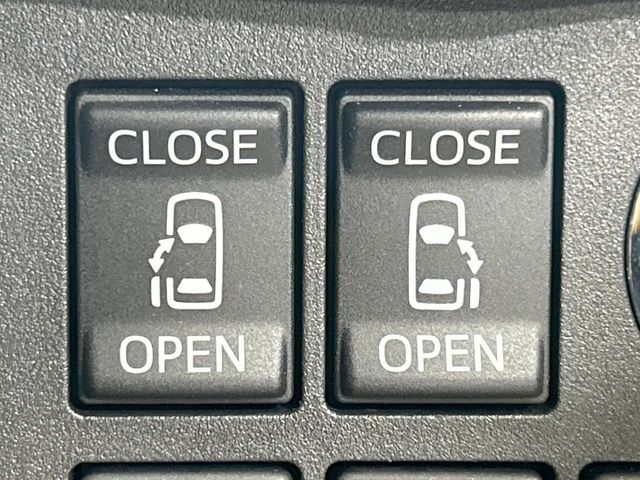 【両側パワースライドドア】スマートキーや運転席のスイッチで後席両側スライドドアの開閉が可能♪電動だから力を入れてドアを開ける必要が無く、小さなお子様でも簡単に開け閉めでき快適です♪