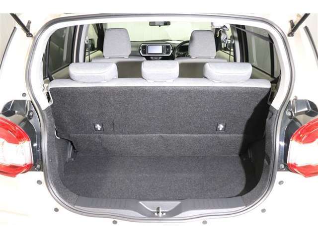 荷物の積みおろしがしやすいハッチバック。上方向にドアが開くので雨の日でも車内が濡れにくいですよ。