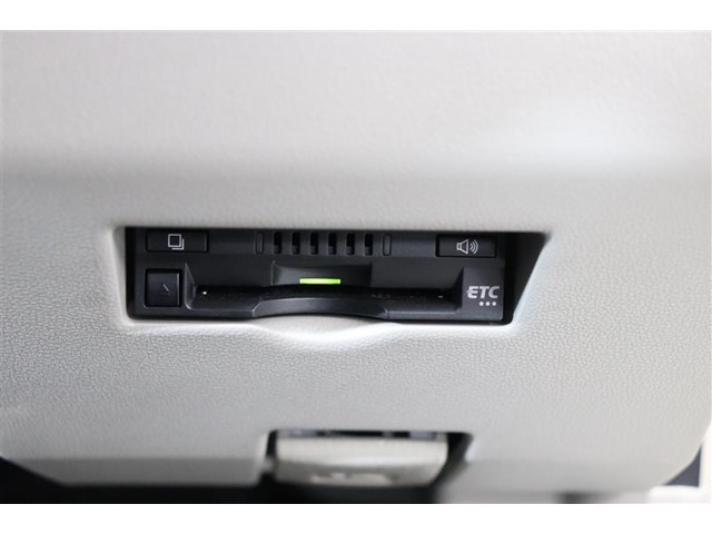 高速道路の利用時に便利なETC。料金所での停車や小銭を探す手間がなくなり快適です♪見た目もすっきりとしたビルトインタイプを装備しています。