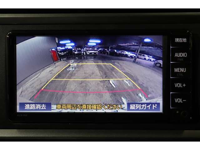後方の死角を軽減し、狭い場所での切替しや駐車もしやすくなるバックモニターを装備しています。