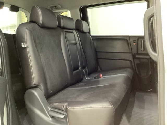 2列目シートは背もたれの角度調節ができるベンチシートになっております。長距離運転になってもゆったりとできるようにアームレストがついてます。