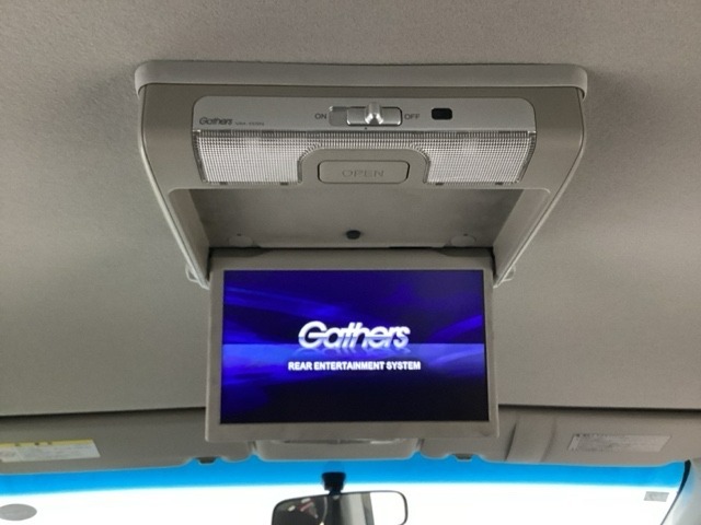 天井にリア席モニターが付いています。ナビゲーションで再生しているDVD等の映像を、後部座席の方にご覧いただくことができます。お子様にも大人気です。