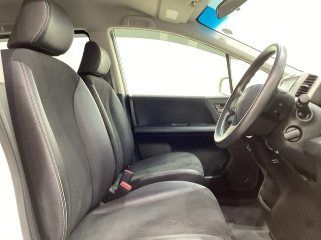 座面も厚みがあり背もたれも高く、広い足元にゆったり座れるシートです。運転席と助手席の間が空いている為、助手席側への移動がスムーズです。交通量の多い道でも助手席側から乗り降りができます。