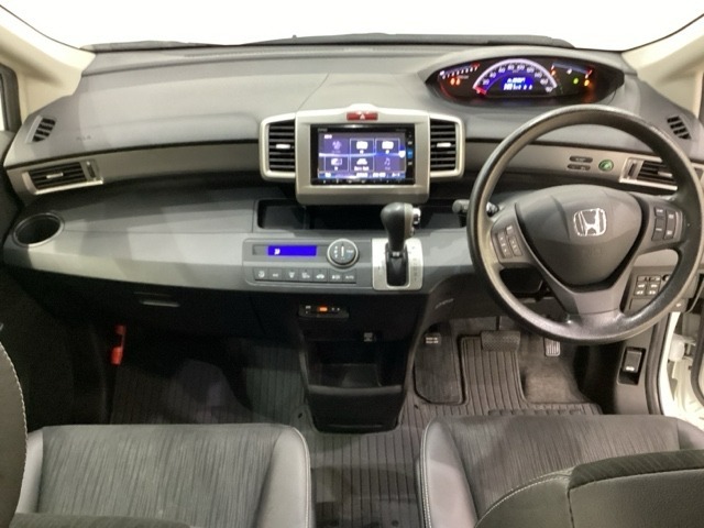 車内は光触媒抗菌消臭施工済です。インパネ周りはスタイリッシュなデザインです。グローブボックスやカップホルダーのほかにトレーなどたくさんの収納スペースが付いています。