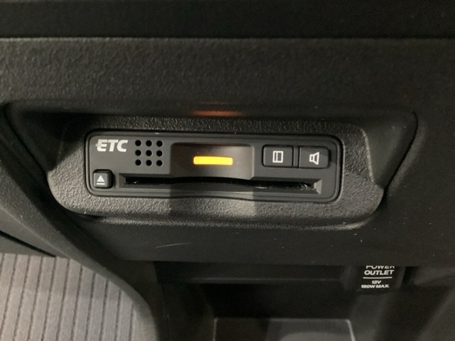 エアコンパネルの下にETCがついています。高速道路の料金所の通過も楽々です！。　カードの取り出しもしやすい場所についています。
