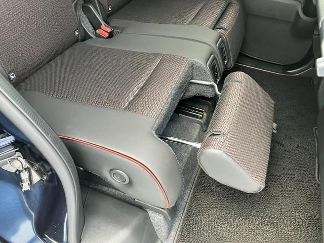 足元の位置や角度を調節することで、足を伸ばしたり荷物の落下防止といった様々な機能を活用できる【マルチユースフラップ】