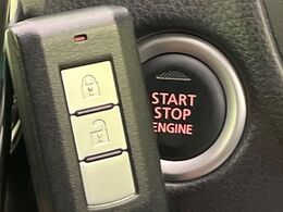 【インテリジェントキー】カバンやポケットに入れたままでもドアの施錠・解錠が可能なスマートキーを装備。エンジンのオン・オフ時もカギを取り出す必要が無いからとっても便利です♪