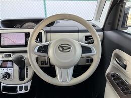 自ら操るハンドル！ドライバーの生命線です。目線を大きくそらすことなくボタンの操作を行うことができるので、安全にも配慮できますね。