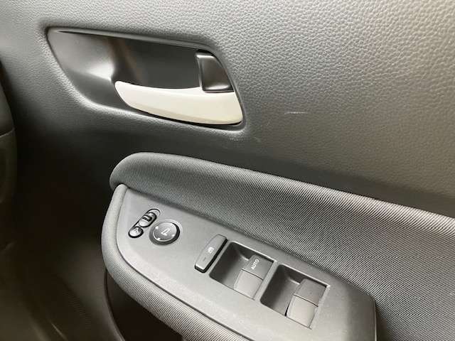 運転席ドアのスイッチの画像です