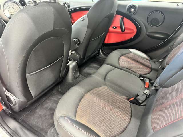 後部座席も広々とした空間です☆長距離ドライブでも窮屈さを感じません！！