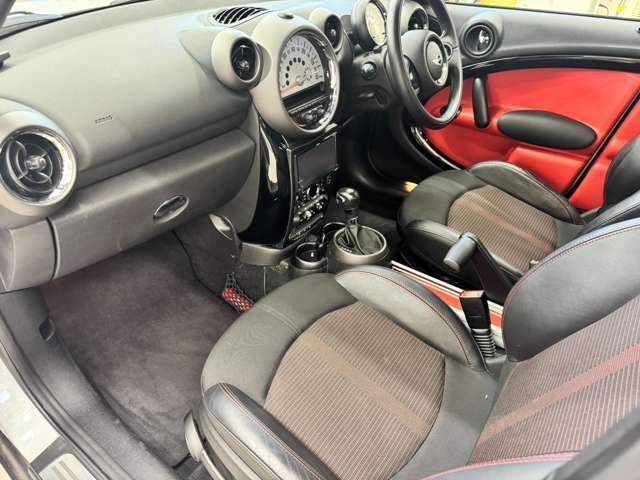 助手席も広々です。同乗者の方もゆったりドライブできます！