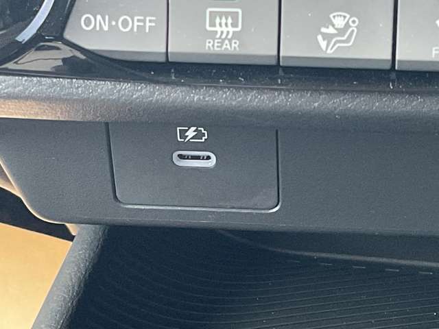 スマートフォンやポータブルゲーム機などの充電に便利な USB電源ソケットを運転席に装備