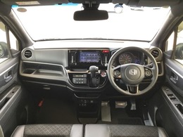 広びろとした視界が運転にゆとりを広げます。