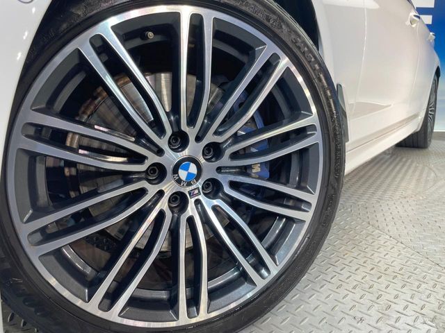 ●純正19インチアルミホイール：輸入車ならではの卓越した走りを支えるホイールと足回りです！日本車の走りに慣れている方にもぜひ体感して頂きたいほど、高いレベルでまとまっています！
