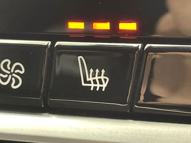 ●フロントシートヒーティング：運転席・助手席共に三段階で調節が可能なシートヒーターを装備しております。季節を問わず快適にご使用いただけます。