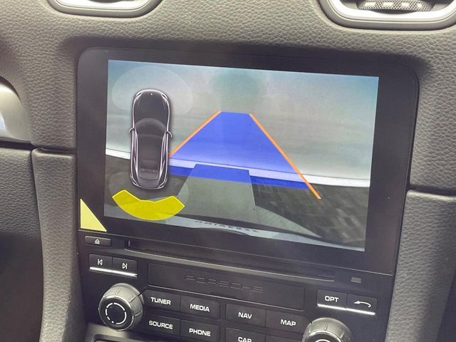 ●ガイドライン付きバックカメラ：不安な駐車もこれで安心！ガイドライン付きなので狭い箇所での駐車もラクラクです！