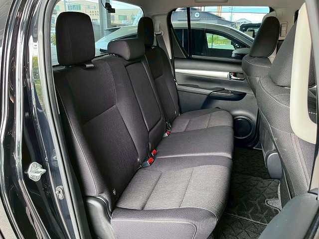 セカンドシートは足元ゆったりでくつろぎの空間。大人二人が乗っても十分なスペースが確保されております。