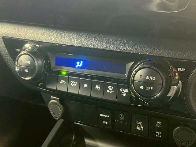 温度設定をしておけば、風の強弱と出てくる風の温度を自動調節してくれます。一年中快適なドライブをお楽しみいただけます。