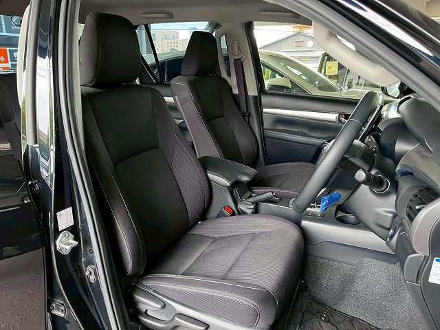 各ブランドのシートカバーの取り扱いもございます。また、弊社オリジナルフロアマットもご用意しております