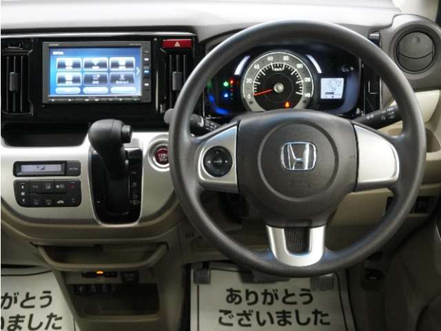 運転にかかわる様々な操作を安全に行えるように視点移動が少なく、操作性に配慮されたスイッチ類が凝縮されたコクピットです。