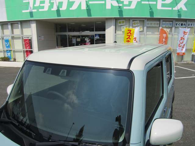 こちらのお車はツートンカラーとなっています。天井とミラーのカバーはホワイトです。