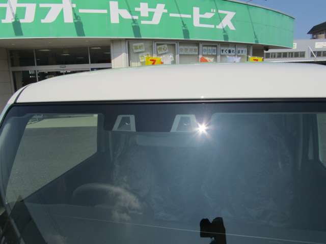 スズキの予防安全技術を搭載。フロントに取り付けられたデュアルカメラで、運転をサポートします。ぶつかりそうになった時にはブザーで警告＆ブレーキで運転をアシストしてくれます。